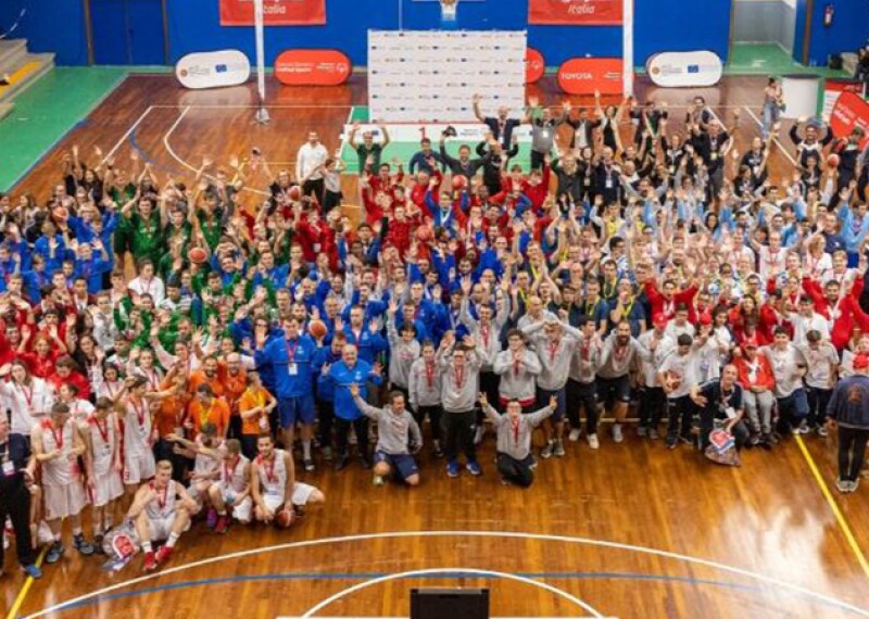 Large group photo on the basketball court