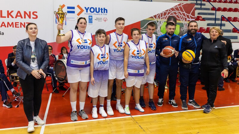 Bosnian basketball team celebrates with trophy