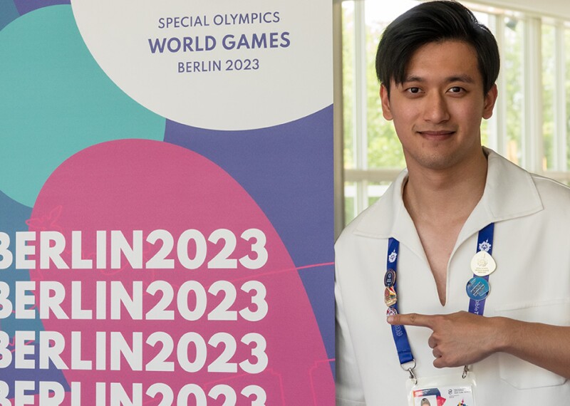 Zhou Guanyu points at World Games Berlin 2023 sign