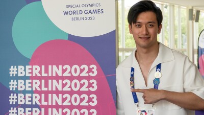 Zhou Guanyu points at World Games Berlin 2023 sign