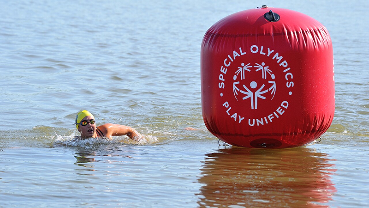 Athlete rounds a Special Olympics Play Unified themed buoy.  