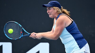 Carla Lenarduzzi playing tennis