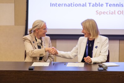 Petra Sörling and Mary Davis shaking hands with one another.